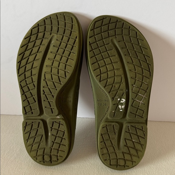 OOFOS flip flops - Picture 8 of 11
